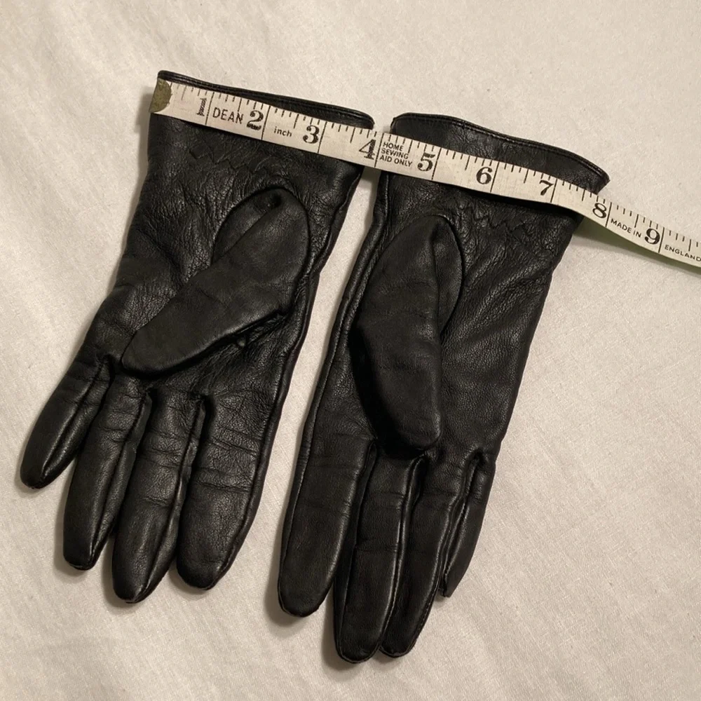 Gap buttery leather women’s gloves with snap M/L fits like a small